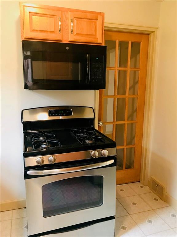507 Haverhill Road Pittsburgh, PA 15228 - Photo 10 of 20 Gas stove and Microwave included