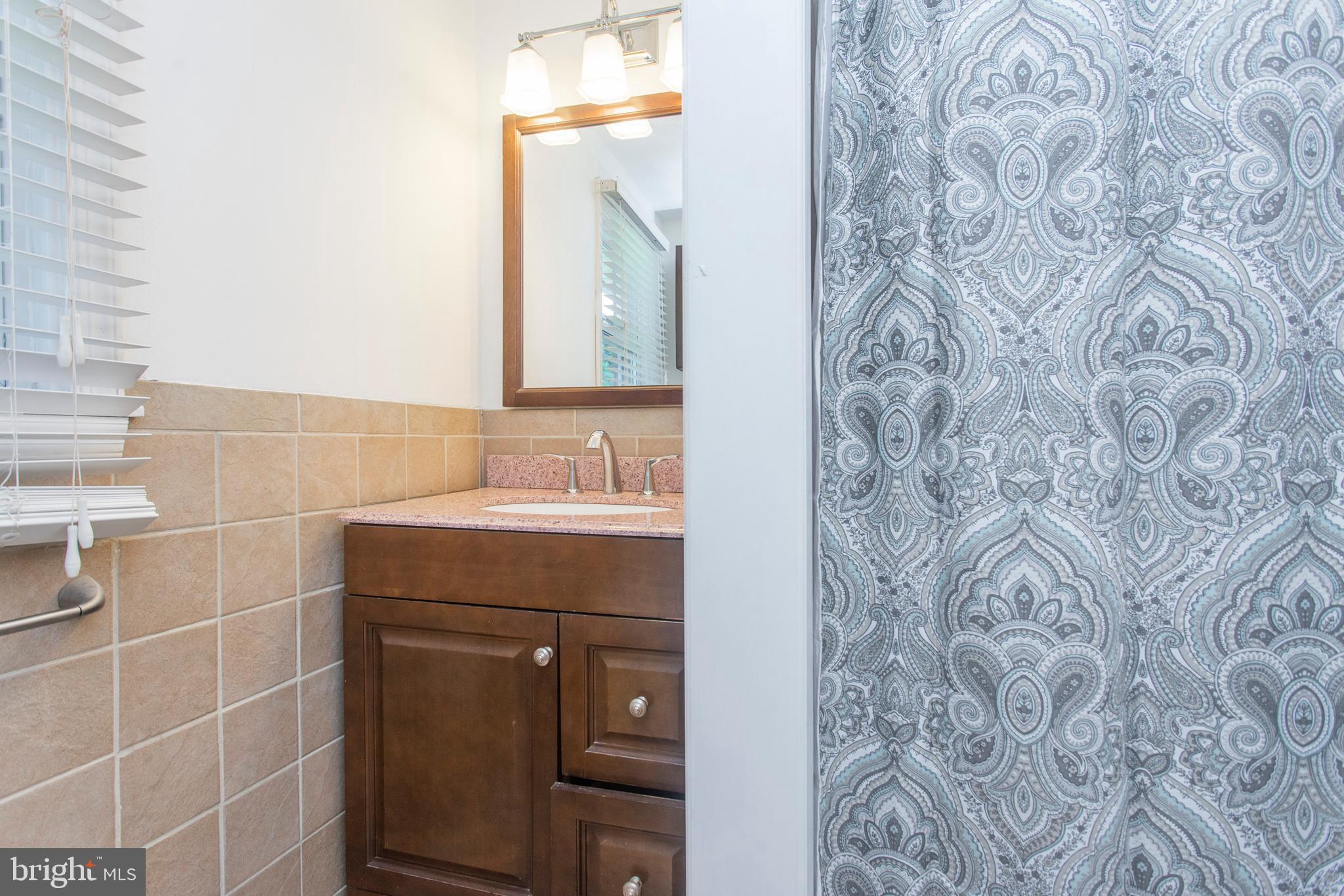 330 Gleaves Road Springfield, PA 19064 - Photo 25 of 40 2nd Floor Hall Full Bathroom