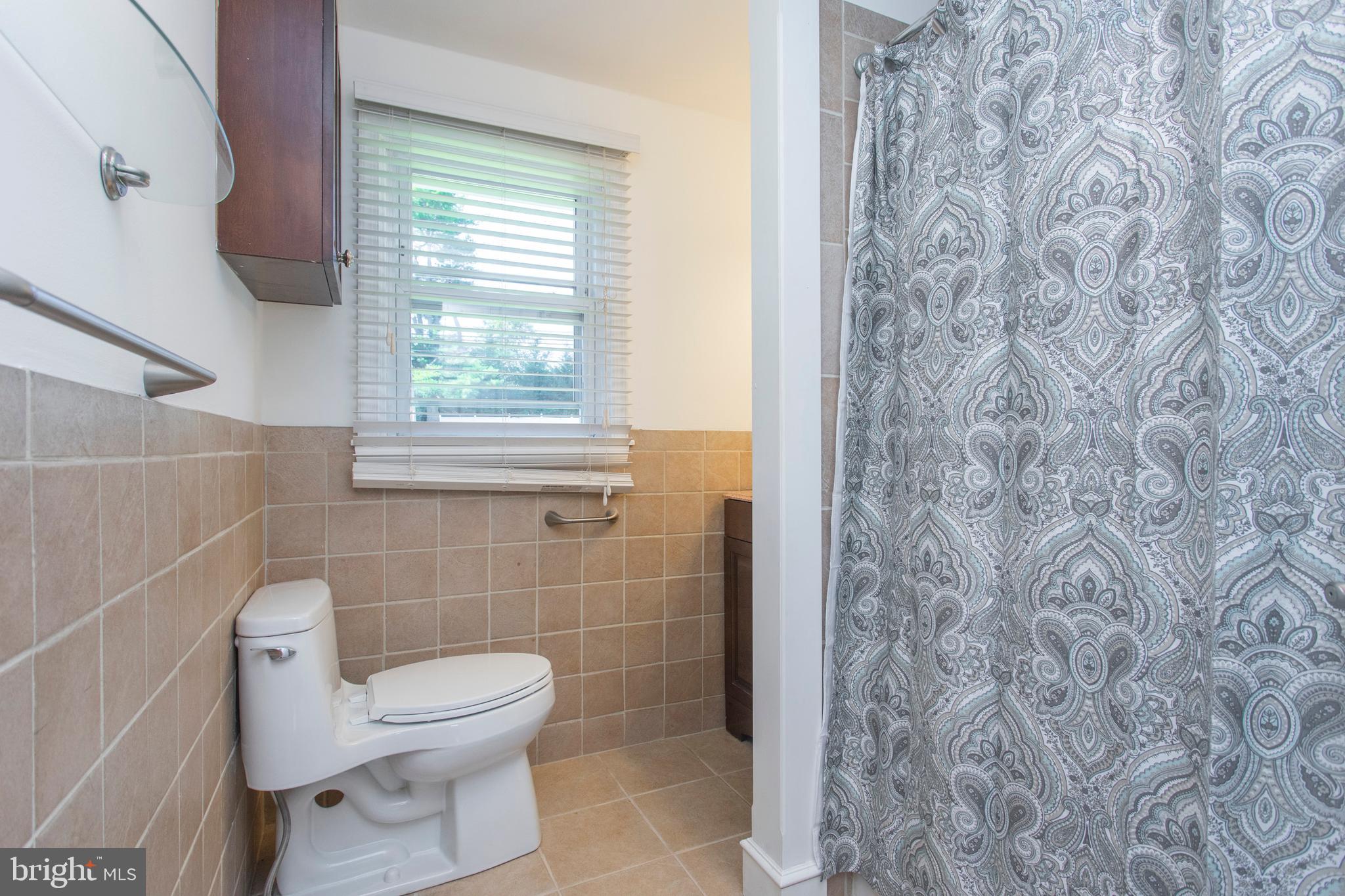 330 Gleaves Road Springfield, PA 19064 - Photo 26 of 40 2nd Floor Hall Full Bathroom