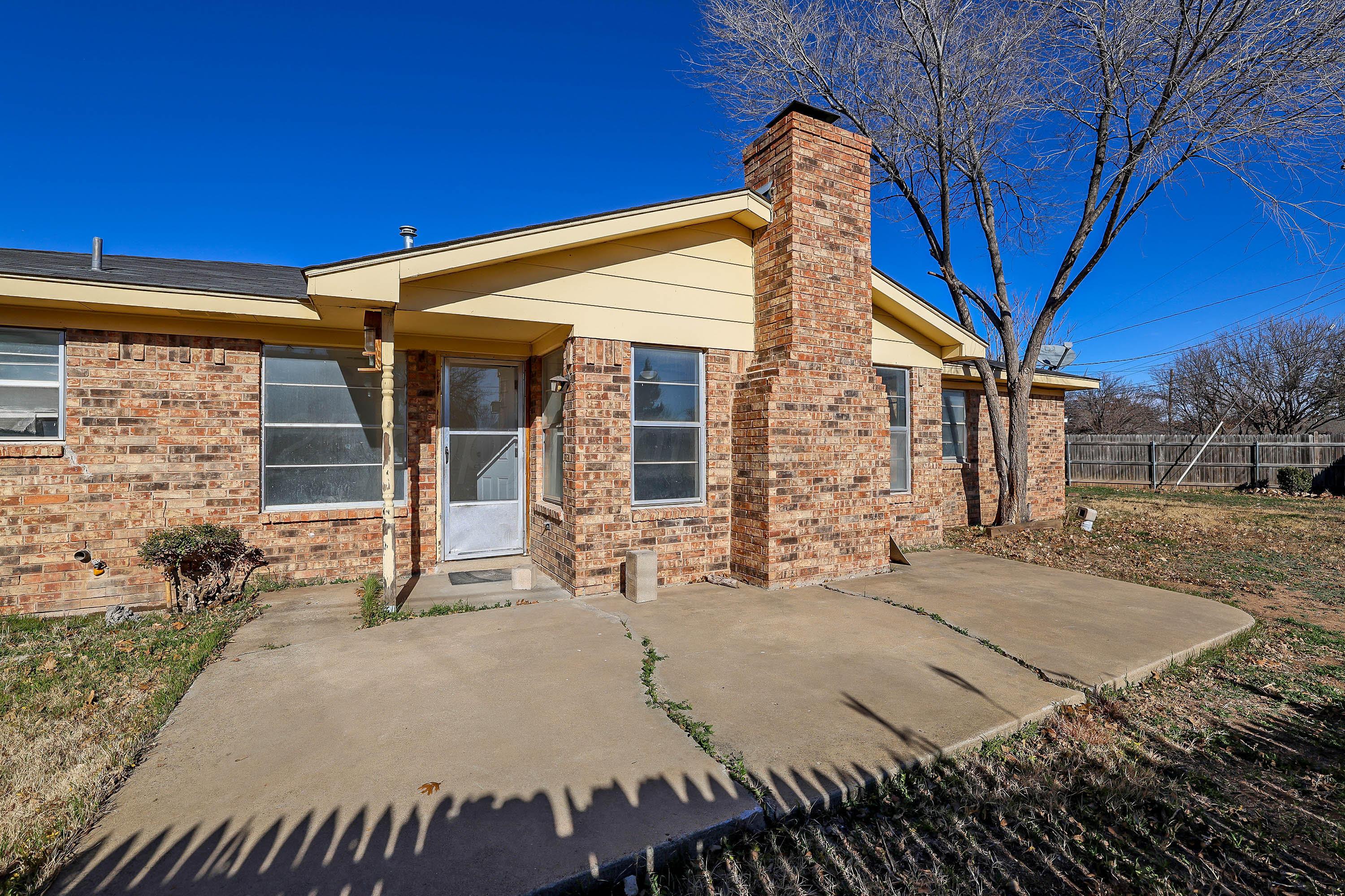 4415 Kingston Road Amarillo, TX 79109 - Photo 25 of 26 a backyard of a house with yard and outdoor seating