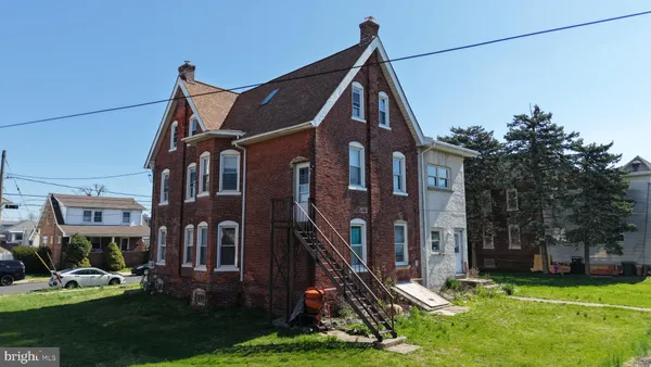a view of a house with a yard and plants