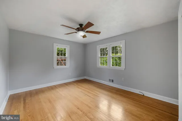 a view of empty room with window