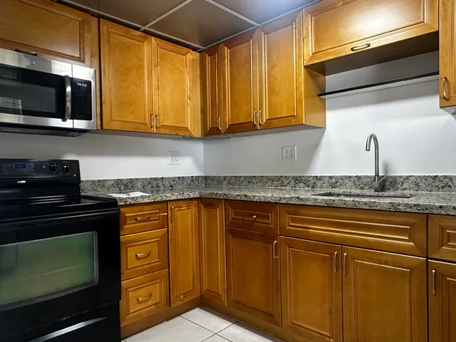 $1,700 | 3874 7th Avenue North, Unit 3878, Palm Springs, FL 33461