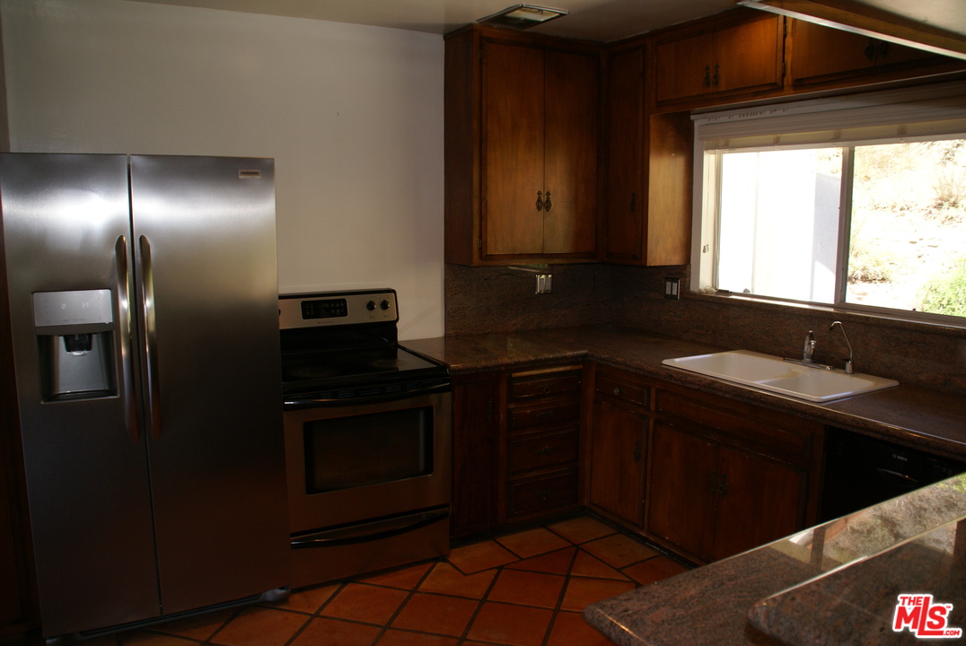 3560 Serra Road Malibu, CA 90265 - Photo 14 of 22 Gallery Image 14