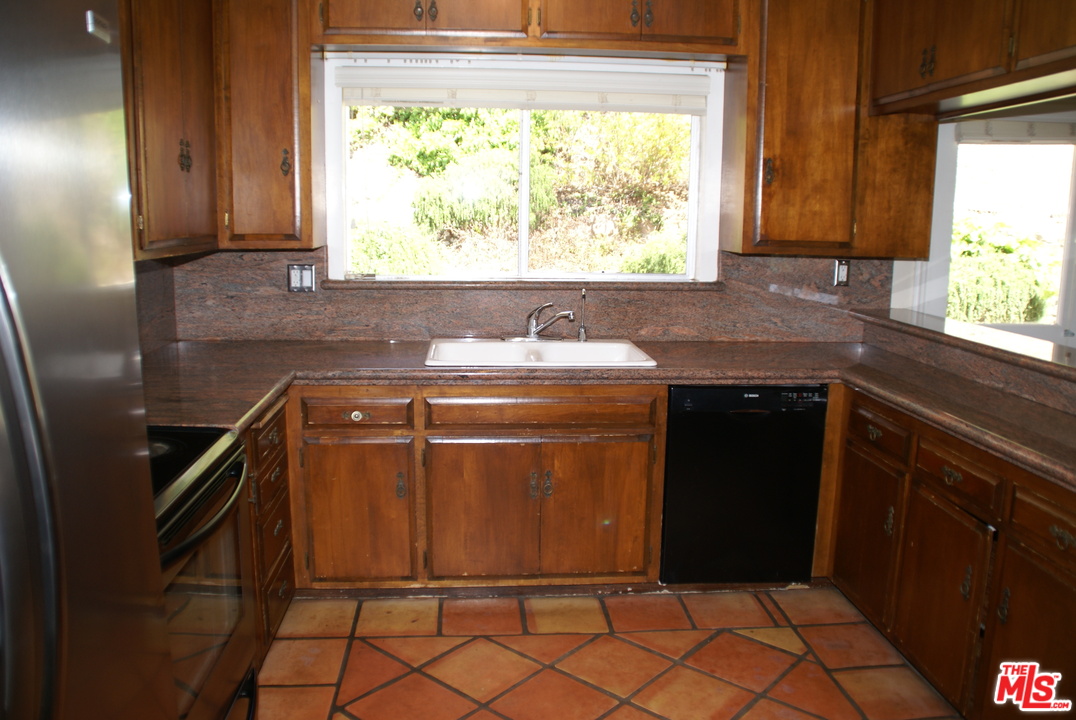3560 Serra Road Malibu, CA 90265 - Photo 15 of 22 Gallery Image 15