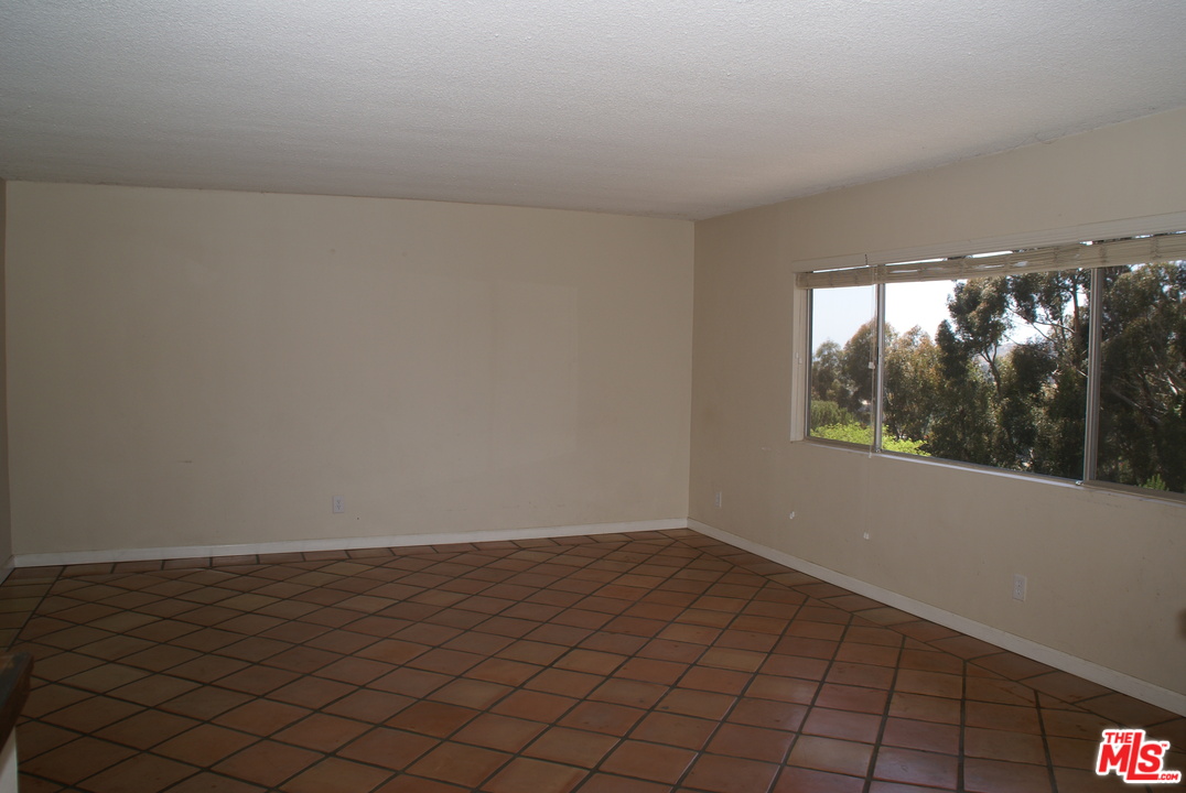 3560 Serra Road Malibu, CA 90265 - Photo 16 of 22 Gallery Image 16