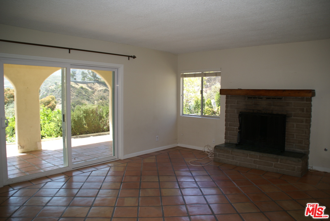 3560 Serra Road Malibu, CA 90265 - Photo 17 of 22 Gallery Image 17