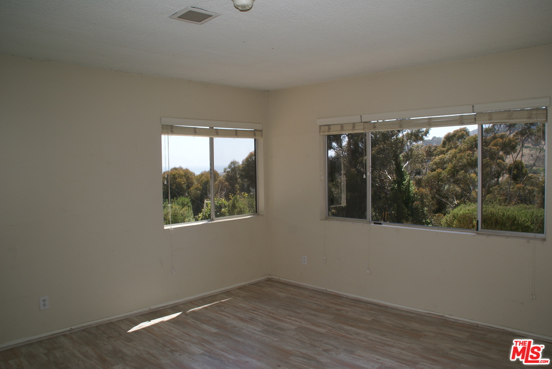 3560 Serra Road Malibu, CA 90265 - Photo 19 of 22 Gallery Image 19