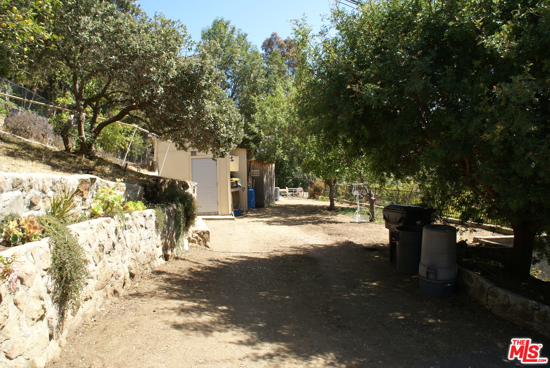 3560 Serra Road Malibu, CA 90265 - Photo 21 of 22 Gallery Image 21