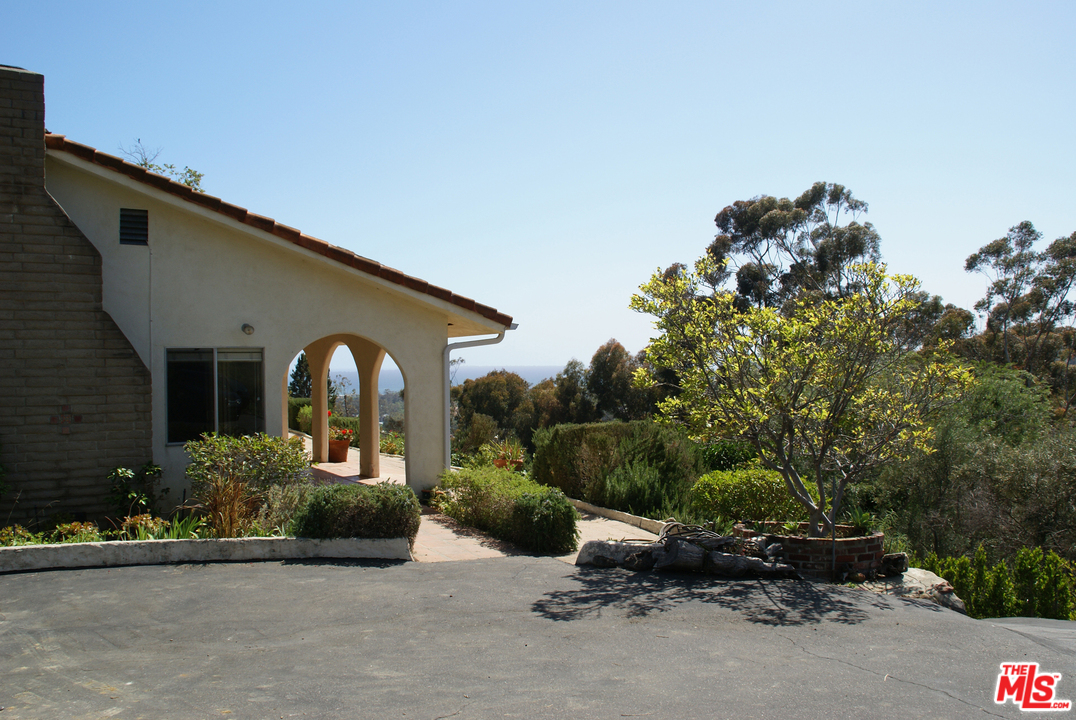 3560 Serra Road Malibu, CA 90265 - Photo 10 of 22 Gallery Image 10