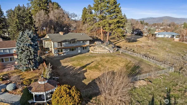 a view of residential houses with outdoor space