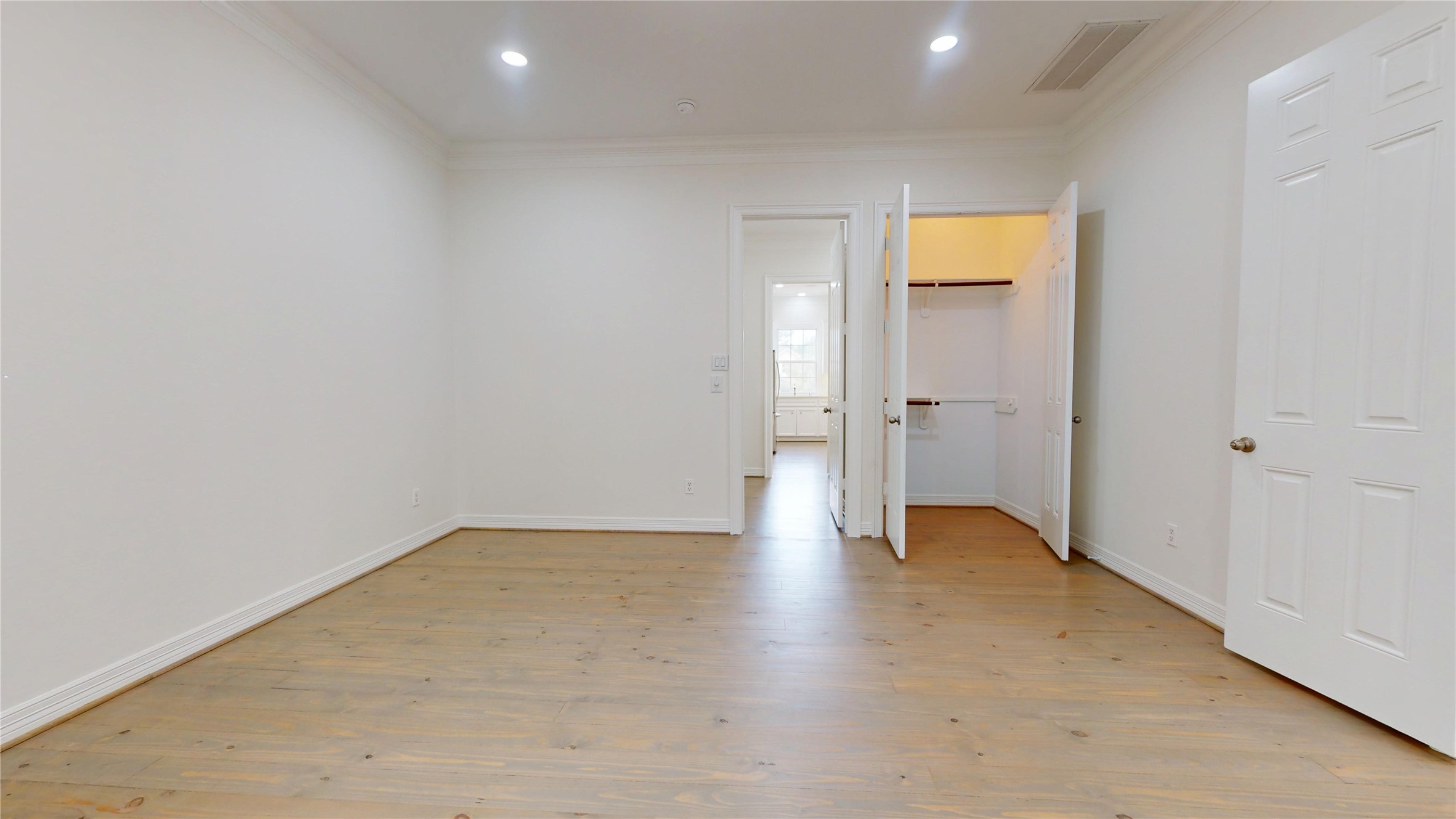 4050 Dumbarton Street Houston, TX 77025 - Photo 28 of 48 View of Primary Suite with one of two walk-in closets.