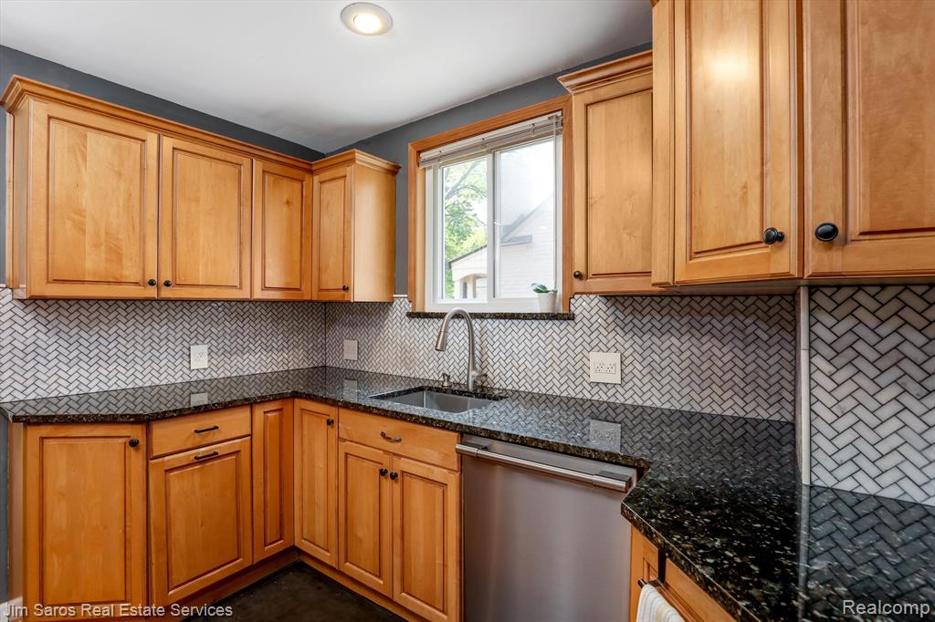 1322 Hampton Road Grosse Pointe Woods, MI 48236 - Photo 11 of 42