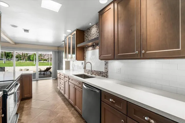 a view of empty room with window