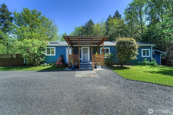 a view of a house with backyard and garden
