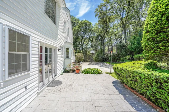 a view of a back yard