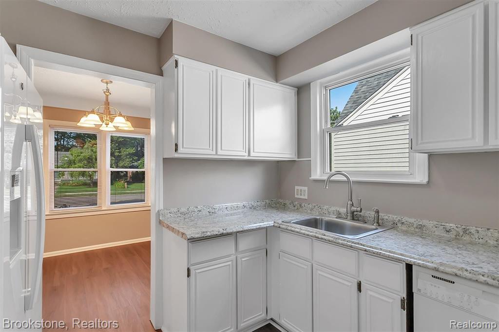 2734 Crooks Road Royal Oak, MI 48073 - Photo 20 of 50