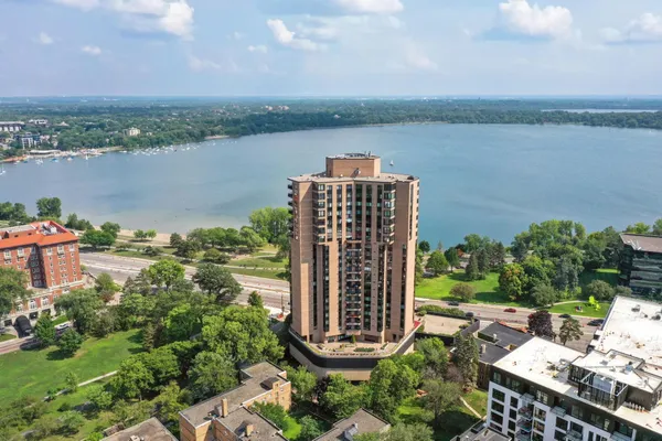 $2,995 | 2950 Dean Parkway, Unit 2205, Minneapolis, MN 55416