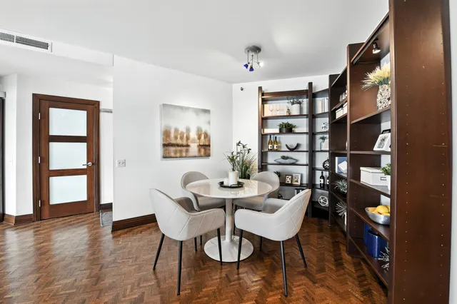 $2,995 | 2950 Dean Parkway, Unit 2205, Minneapolis, MN 55416