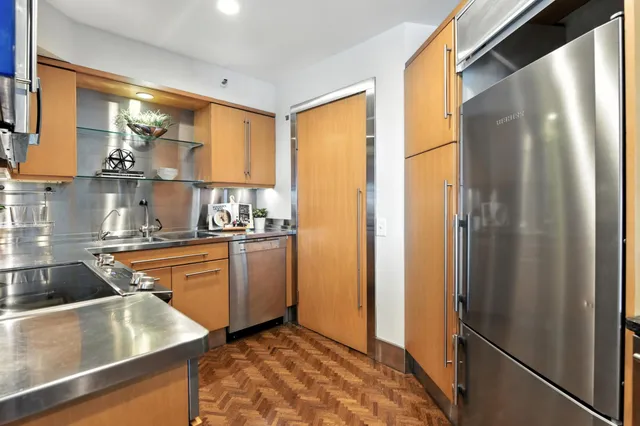 $2,995 | 2950 Dean Parkway, Unit 2205, Minneapolis, MN 55416