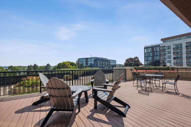 $2,995 | 2950 Dean Parkway, Unit 2205, Minneapolis, MN 55416