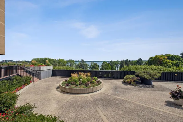 $2,995 | 2950 Dean Parkway, Unit 2205, Minneapolis, MN 55416