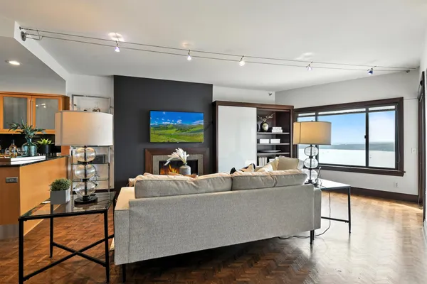 $2,995 | 2950 Dean Parkway, Unit 2205, Minneapolis, MN 55416