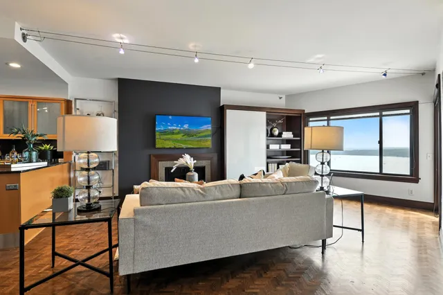 $2,995 | 2950 Dean Parkway, Unit 2205, Minneapolis, MN 55416