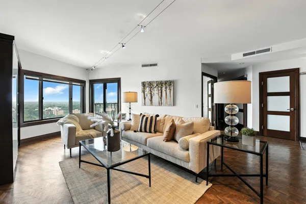 $2,995 | 2950 Dean Parkway, Unit 2205, Minneapolis, MN 55416