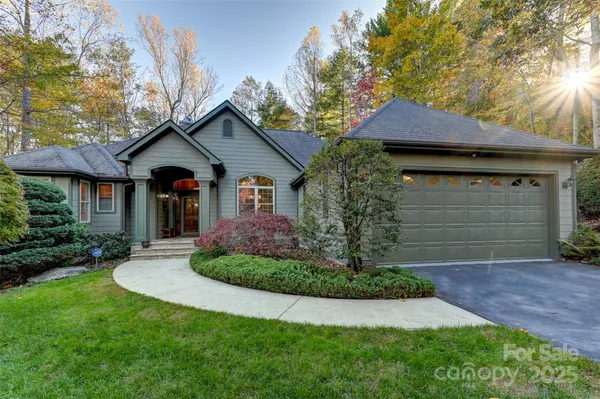 $925,000 | 60 Kuykendall Court, Hendersonville, NC 28739