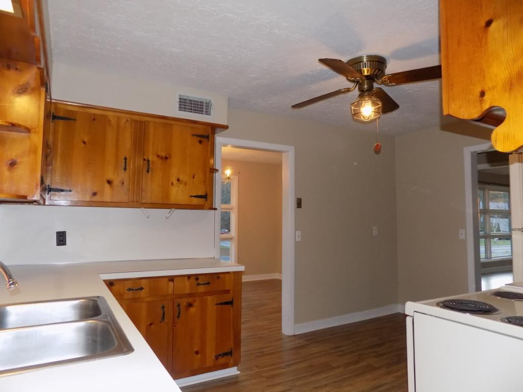 834 West Carters Valley Road Kingsport, TN 37660 - Photo 11 of 34 CABINETRY COUNTERTOPS