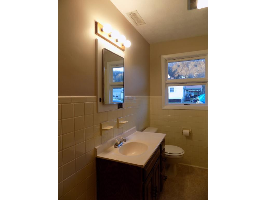 834 West Carters Valley Road Kingsport, TN 37660 - Photo 15 of 34 HALL BATH