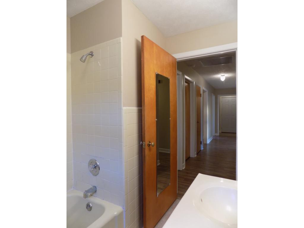 834 West Carters Valley Road Kingsport, TN 37660 - Photo 17 of 34 TUB SHOWER IN HALL BATH