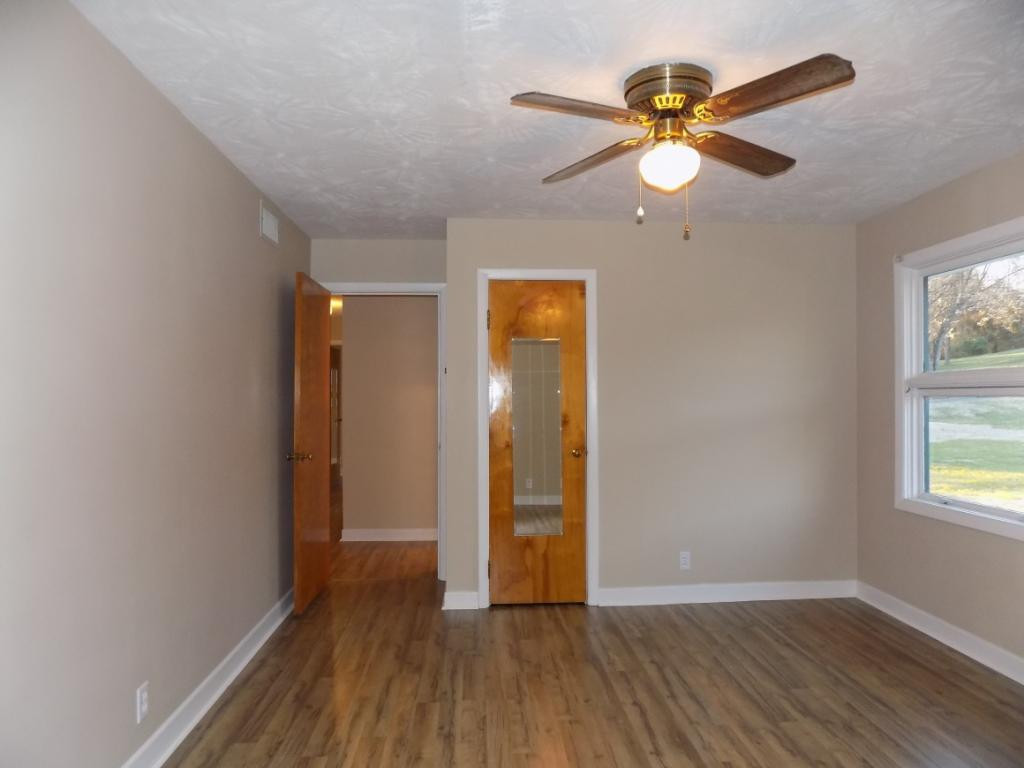 834 West Carters Valley Road Kingsport, TN 37660 - Photo 18 of 34 ENTRY TO MASTER BEDROOM