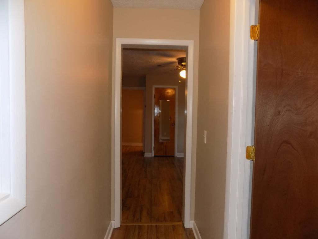 834 West Carters Valley Road Kingsport, TN 37660 - Photo 21 of 34 MASTER HALLWAY