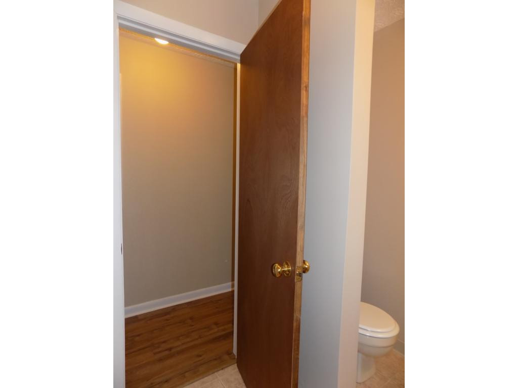 834 West Carters Valley Road Kingsport, TN 37660 - Photo 23 of 34 MASTER BATH ENTRY