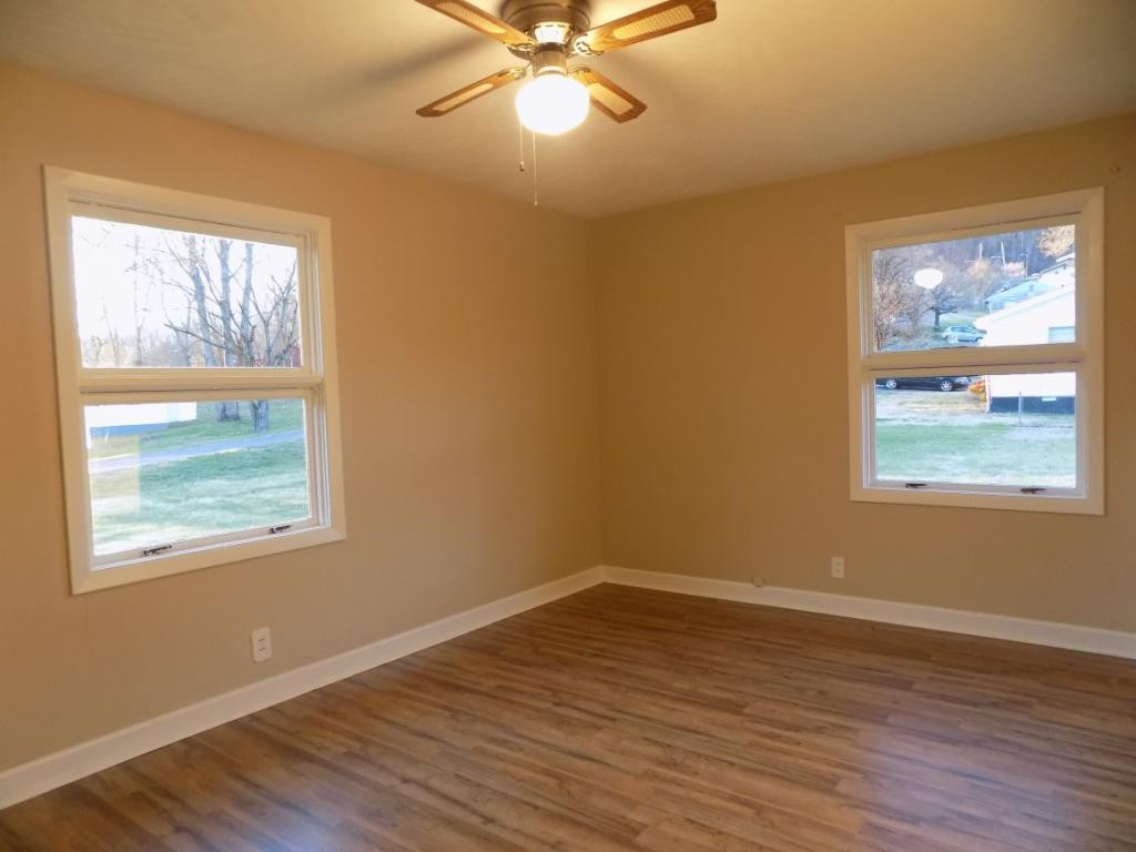834 West Carters Valley Road Kingsport, TN 37660 - Photo 28 of 34 NEW LAMINATE FLOORING