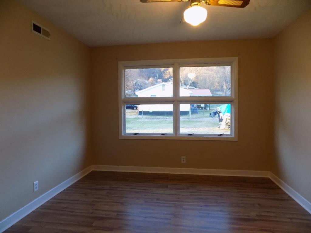 834 West Carters Valley Road Kingsport, TN 37660 - Photo 29 of 34 BACK CORNER BEDROOM