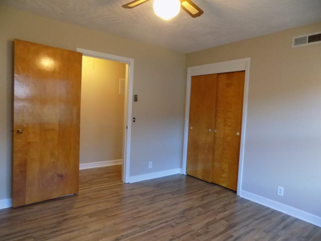 834 West Carters Valley Road Kingsport, TN 37660 - Photo 30 of 34 MIDDLE BEDROOM