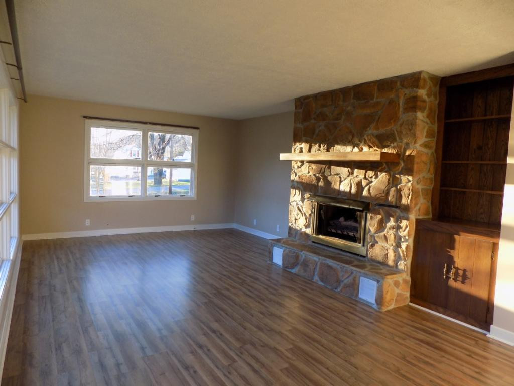 834 West Carters Valley Road Kingsport, TN 37660 - Photo 3 of 34 GAS LOG FIREPLACE