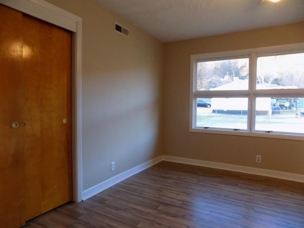 834 West Carters Valley Road Kingsport, TN 37660 - Photo 31 of 34 MIDDLE BEDROOM
