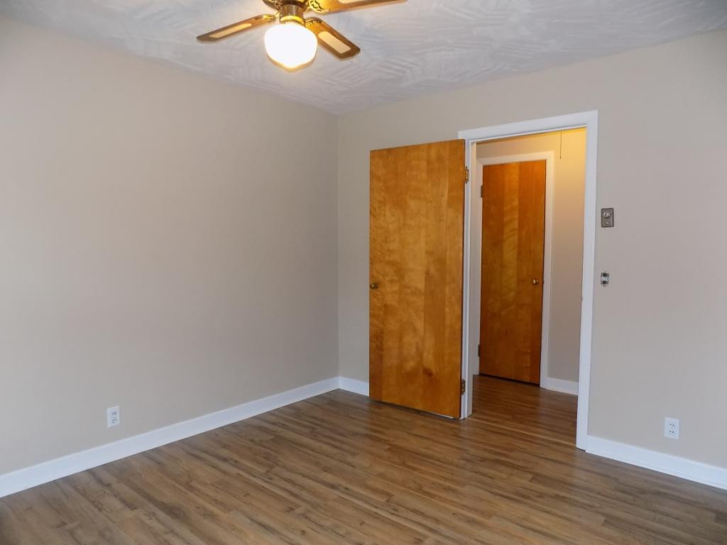 834 West Carters Valley Road Kingsport, TN 37660 - Photo 32 of 34 MIDDLE BEDROOM