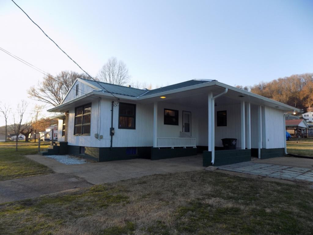 834 West Carters Valley Road Kingsport, TN 37660 - Photo 34 of 34 CONVENIENT ATTACHED CARPORT