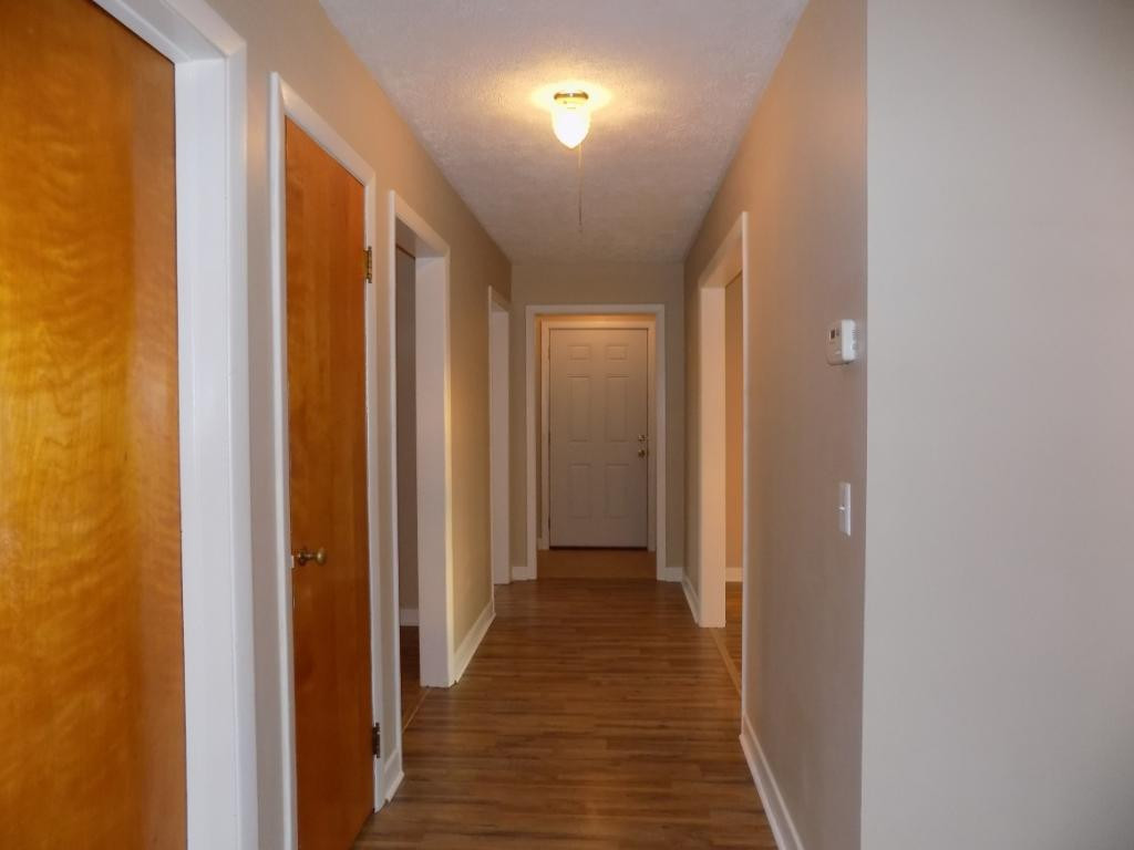 834 West Carters Valley Road Kingsport, TN 37660 - Photo 5 of 34 MAIN HALLWAY