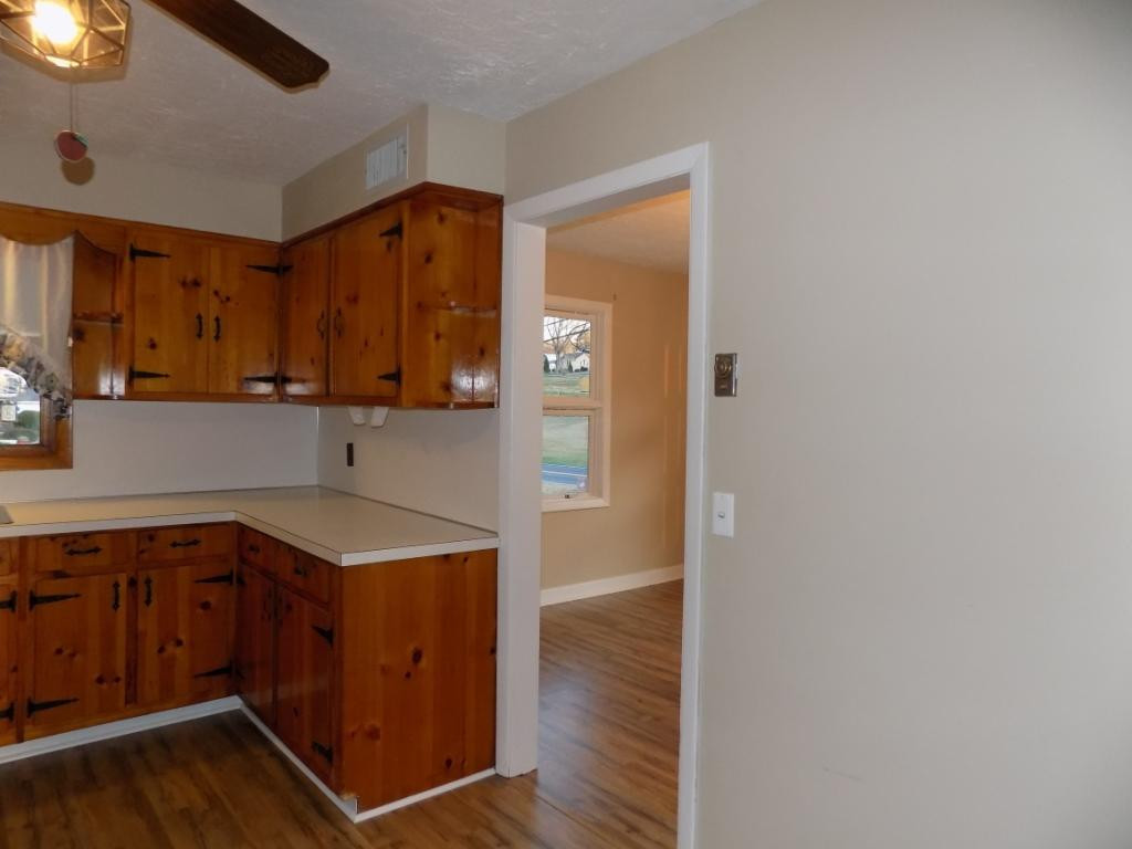 834 West Carters Valley Road Kingsport, TN 37660 - Photo 8 of 34 ENTRY FROM DINING TO KITCHEN