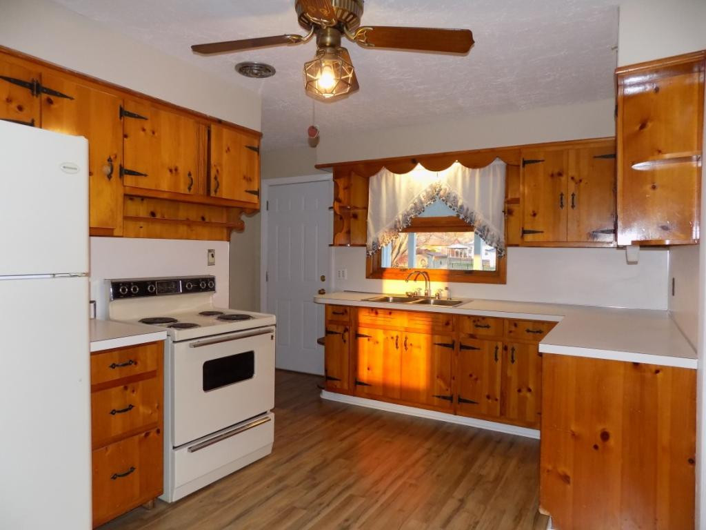 834 West Carters Valley Road Kingsport, TN 37660 - Photo 9 of 34 KITCHEN