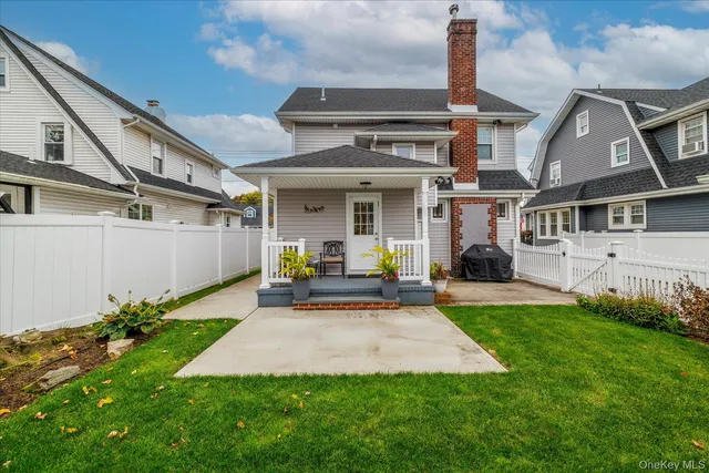a view of a house with backyard and porch