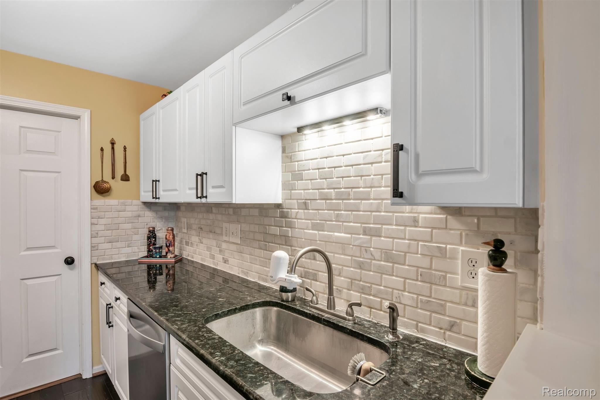 3570 Tremonte Circle Rochester, MI 48306 - Photo 13 of 33 3570 Tremonte Circle S-Kitchen View 2.jpg