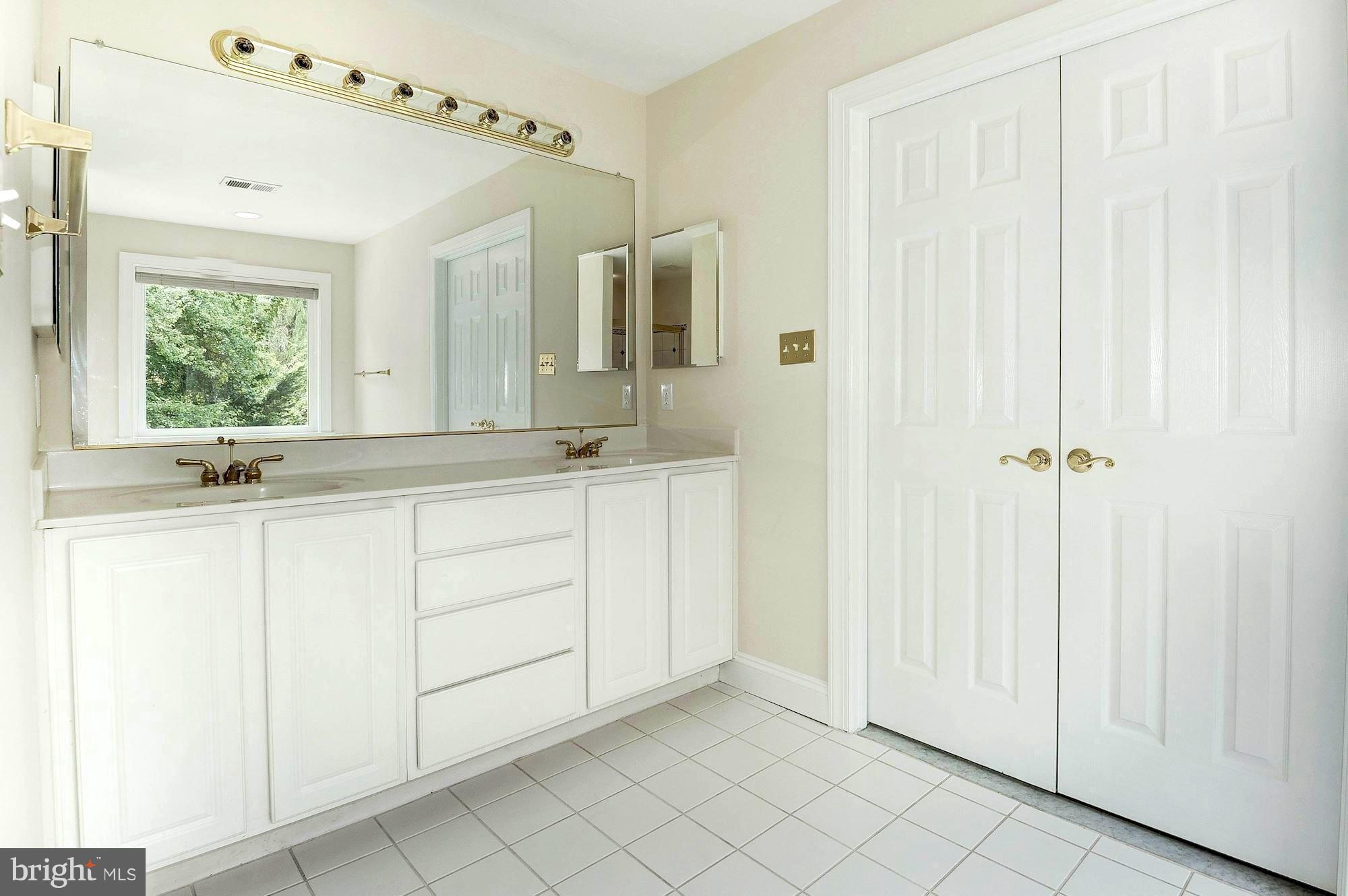 6901 Churchill Road McLean, VA 22101 - Photo 17 of 30 Bath (Master)