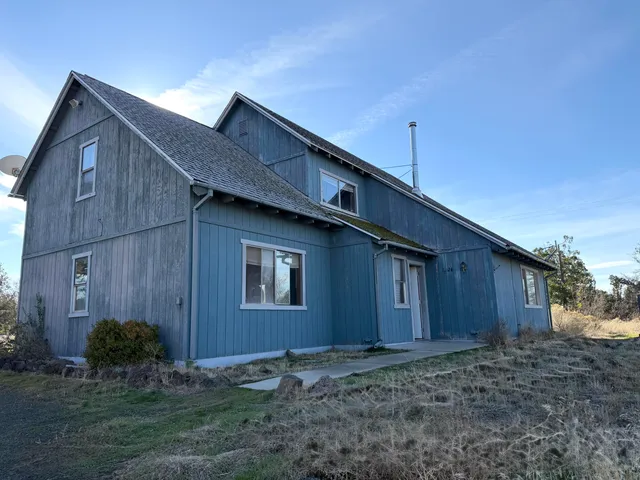 a view of a house with backyard and porch